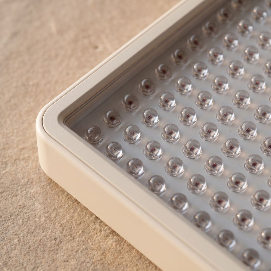 Folliq Portable Face Panel in near-infrared mode, 830 nm, LEDs barely visible