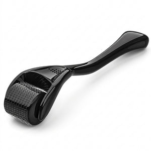 Derma roller para cuero cabelludo Folliq de 0,5 mm con 540 agujas recubiertas de titanio sobre fondo blanco
